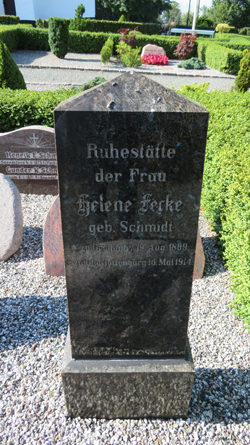 Spandet Sogn var tysk fra 1864 til 1920, og på kirkegården står denne gravsten med tysk tekst. På dansk lyder teksten: Hvilested for fru Helene Fecke, født Schmidt. Foto: Charlotte Lindhardt.